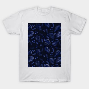 Christmas tree branches and berries - dark blue T-Shirt